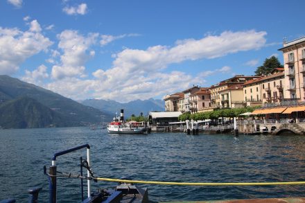 Hotels, Geschäfte und Restaurants reihen sich in den bunten Häusern entlang des Lago di Como
