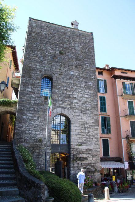 Am Platz der Basilica beherbergt dieser alte Turm die Touristen Info