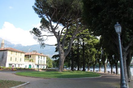 Entlang der Uferpromenade vom Lago di Lecco