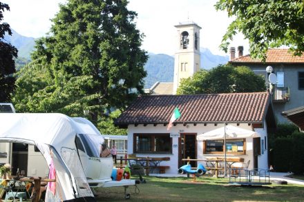 Die Rezeption des kleinen, grünen Camping La Breva in Dongo