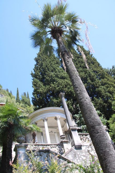 Eine Gedenkstätte im zauberhaften Garten der Villa Monastero