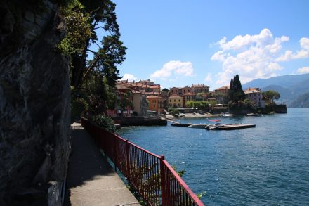 Die bunten Häuser von Varenna direkt am Seeufer des Lago di Como