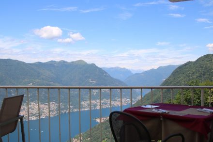 Die phantastische Terrasse vom Restaurant-Cafe Mama Gina in Brunate