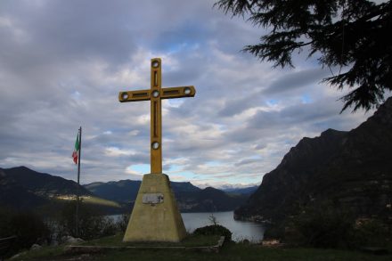 Das Kreuz neben der Kirche San Pietro ist von weither sichtbar
