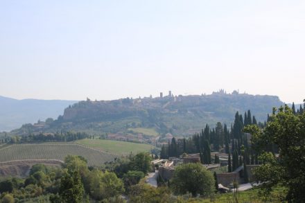 Auf den Hügeln Umbriens ist Orvieto von weither sichtbar