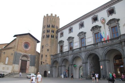 Die Piazza della Repubblica mit dem Palazzo Comunale, Turm und Kirche