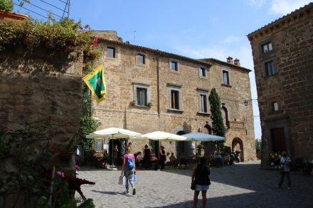 Die alten Paläste wurden renoviert und beherbergen Restaurants und Cafés