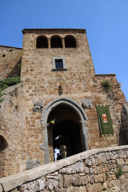 Nur ein Stadttor führt durch die Mauern von Civita di Bagnoregio