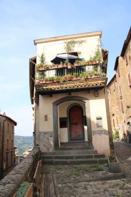 Auf den Hügeln von Orvieto finden sich auch sehr individuelle Häuser