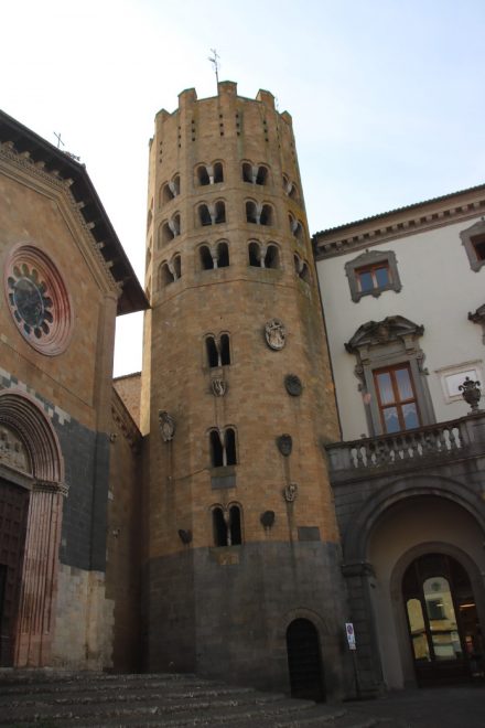 Der Palazzo comunale am Piazza della Repubblica mit dem Torre campanaria