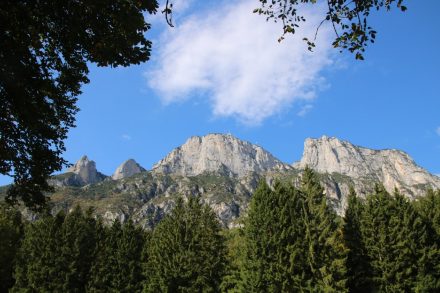 Wunderschöne Aussichten auf die schroffen Felsen rund um Monte Terlago
