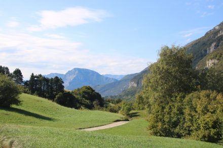 Auch im Oktober noch saftiges Grün im Trentino