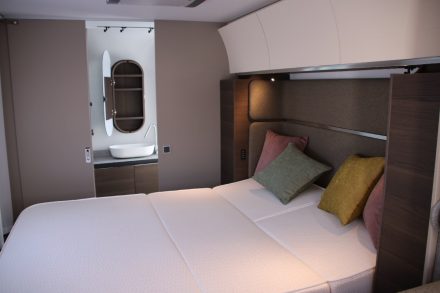 Das Doppelbett im Schlafbereich ist mit einer sehr hochwertigen, Oeko-Tex Standard Matratze ausgestattet