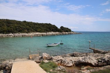 Glasklares Wasser in allen Türkistönen vor der Küste Istriens