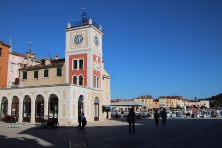 Der historische Uhrturm am Hafen von Rovinj