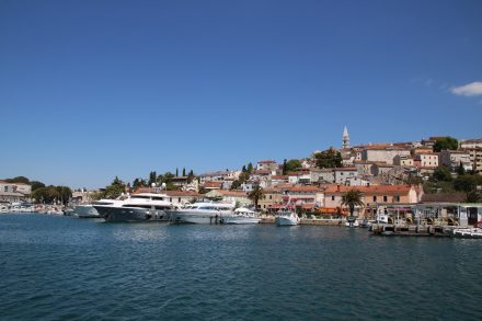 Der kleine Hafen unter der Altstadt von Vrsar