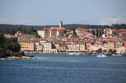 Die malerische Hafen-Flaniermeile in Rovinj
