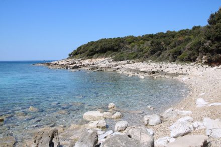 Glasklares Wasser und einsame Buchten bei der Frühlings-Wanderung in Istrien
