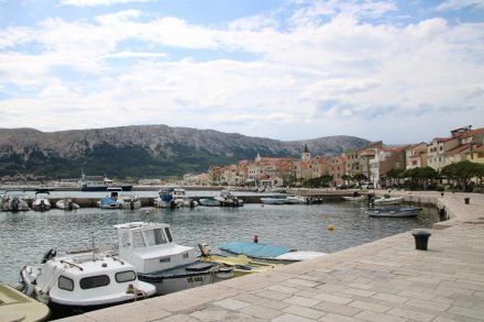 Der Hafen und die Promenade von Baska im Süden der Insel Krk.