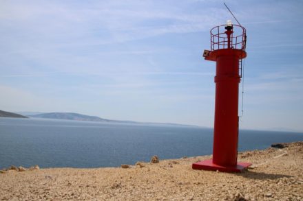 Die Wanderung hinauf zum Leuchtturm am westlichen Ende der Baska Bucht bietet tolle Aussichten, ist aber in der Hauptsaison nicht zu empfehlen.