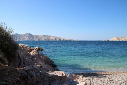 Die Insel Krk ist von türkisfarbenem Wasser umgeben.