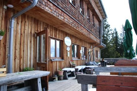Die 1924 erbaute Schutzhütte wurde 2010 richtig schön neu errichtet - mit herrlicher Terrasse.